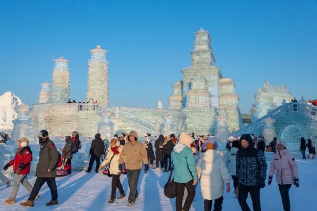 冰雪大世界开园，游客裹棉被排队