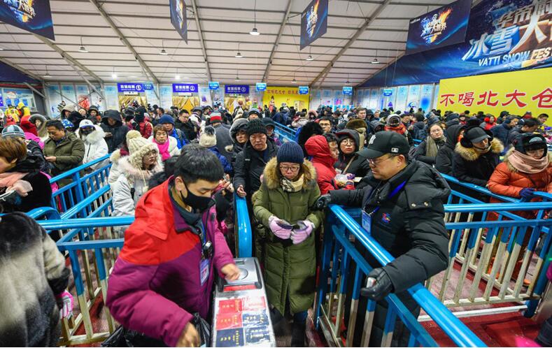 冰雪大世界开园火爆，游客凌晨三点裹棉被排队，冰雪大世界一周内成人票售罄，火爆程度超乎想象，冰雪大世界火爆原因，游客热情超乎预期，冰雪大世界火爆，对其他旅游景区有何借鉴意义？