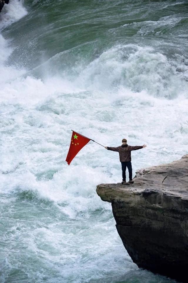 景区回应李现在虎跳峡举国旗