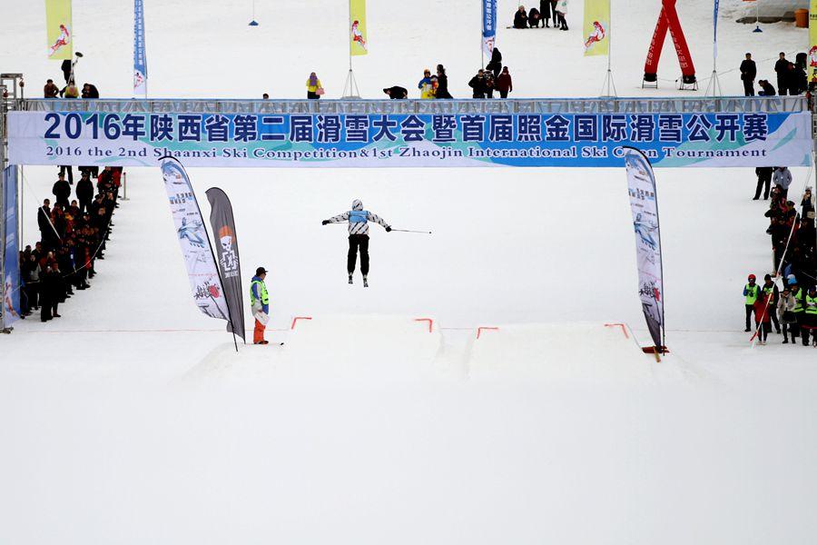 滑雪遭遇高手突袭